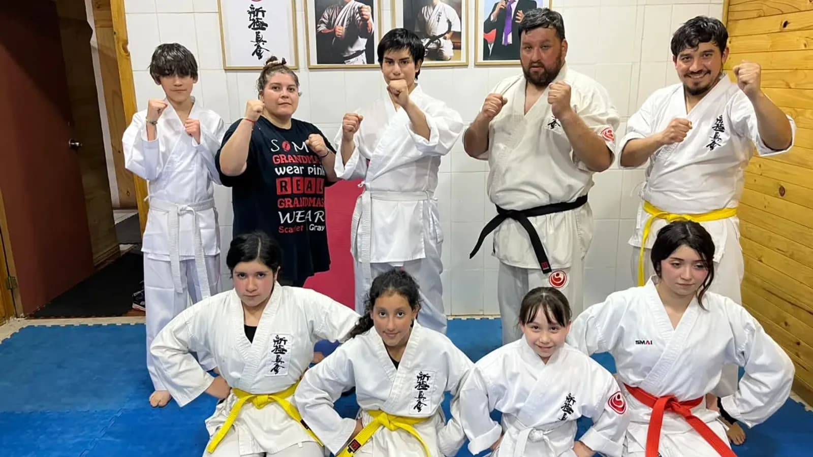 Alumnos e instructores de Kenshin Ryū en el dojo