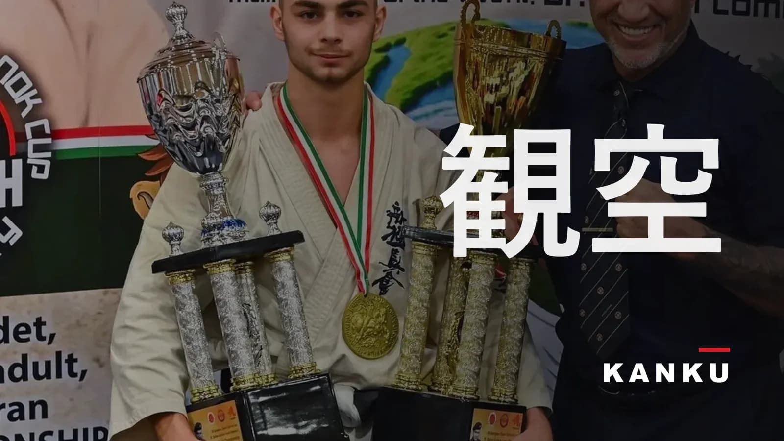 Competidor de Kyokushin con sus trofeos en un torneo mundial