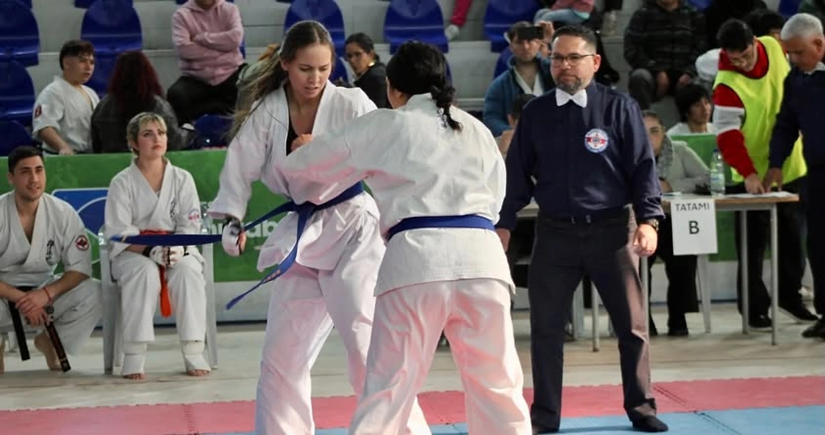 Combate de kumite femenino arbitrado en un torneo de Karate Kyokushin